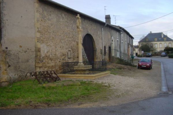 Le Calvaire, rue de la République